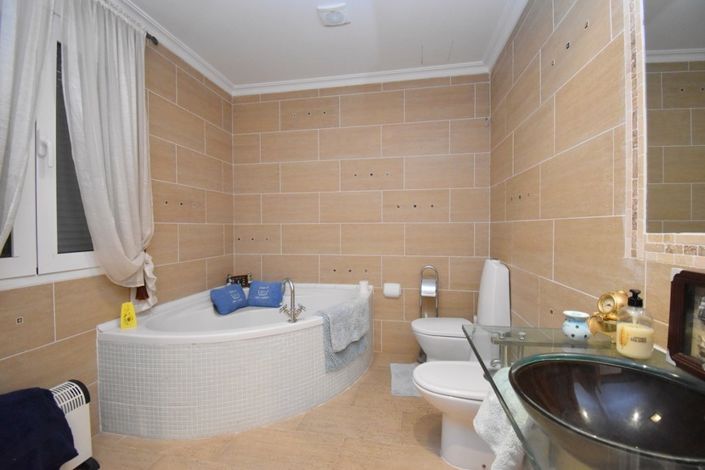 Image No.10-6 Bed Villa for sale