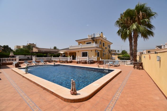 Image No.2-6 Bed Villa for sale