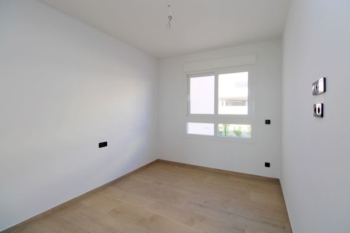 Image No.8-2 Bed Property for sale