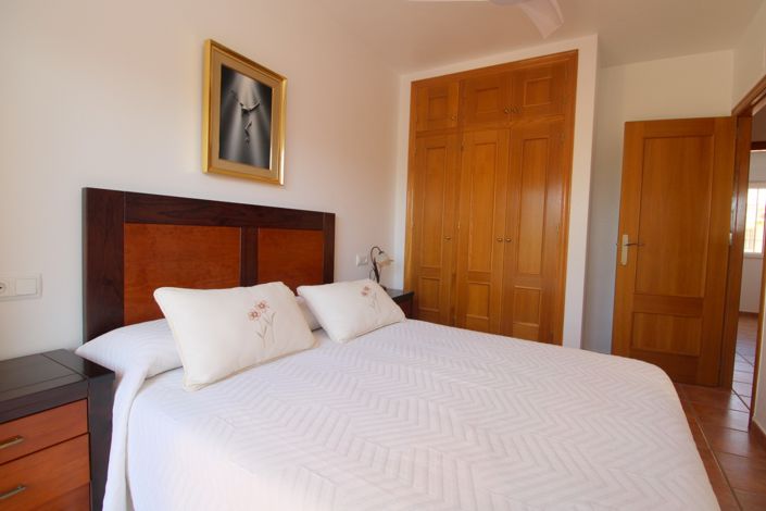 Image No.20-4 Bed Townhouse for sale