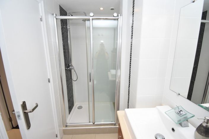 Image No.20-3 Bed Property for sale