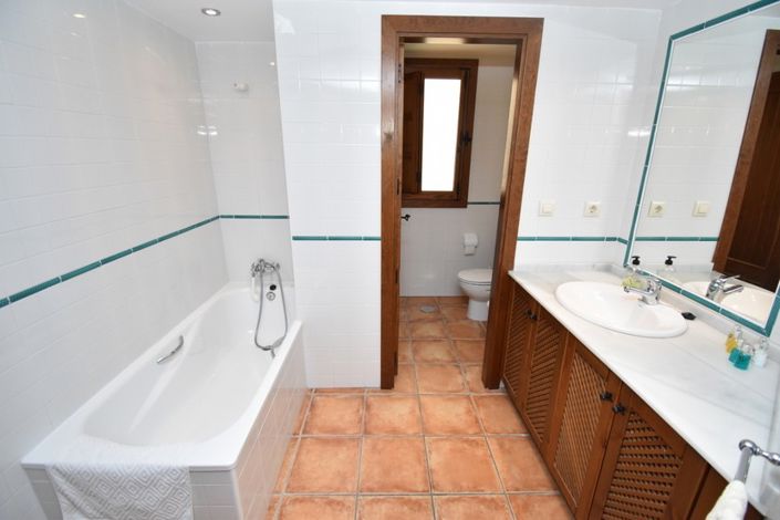 Image No.12-2 Bed Property for sale