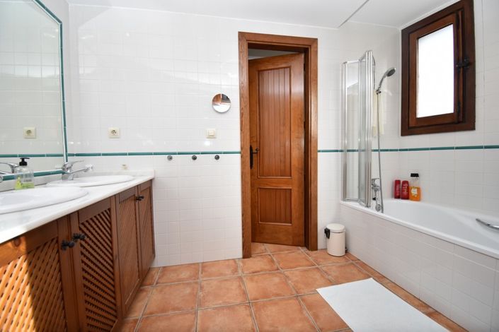 Image No.18-2 Bed Property for sale