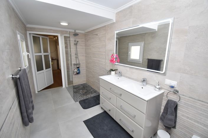 Image No.18-6 Bed Villa for sale