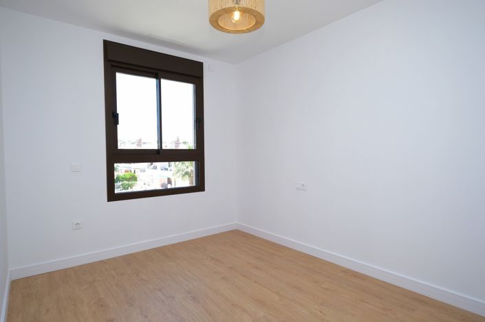 Image No.11-2 Bed Property for sale