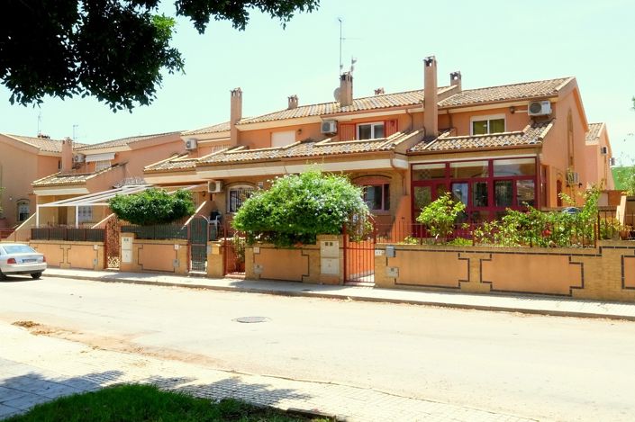 Image No.1-4 Bed Townhouse for sale