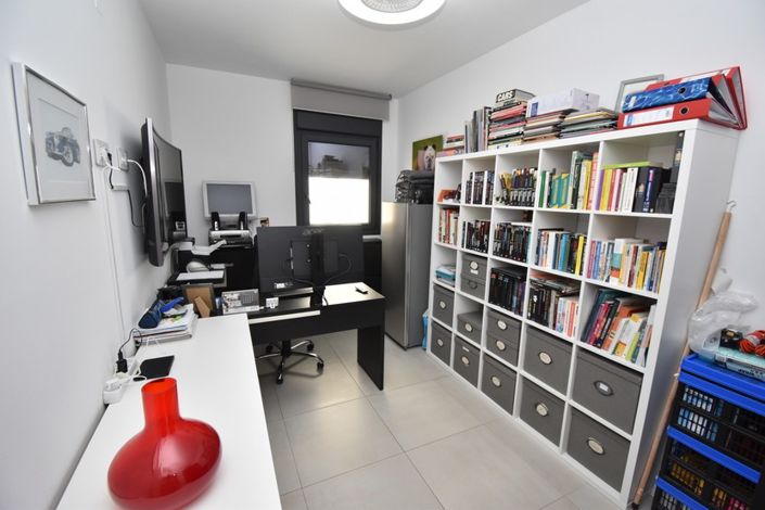 Image No.13-3 Bed Property for sale