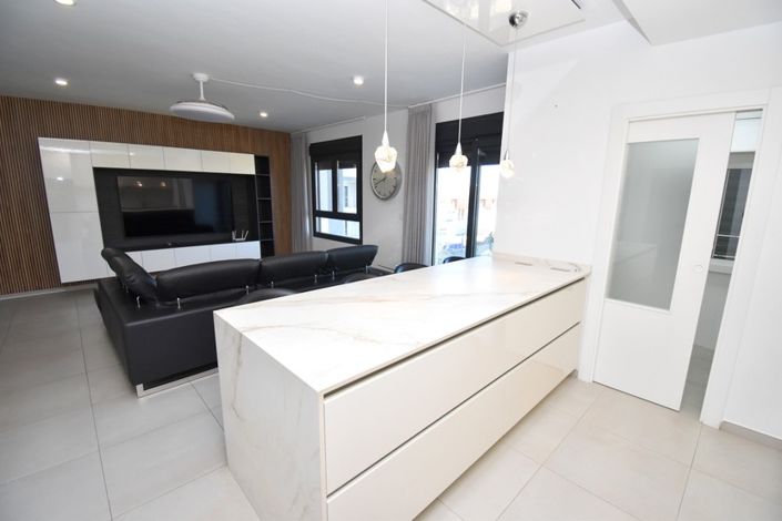 Image No.6-3 Bed Property for sale