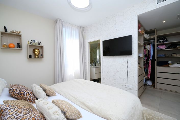 Image No.11-3 Bed Property for sale