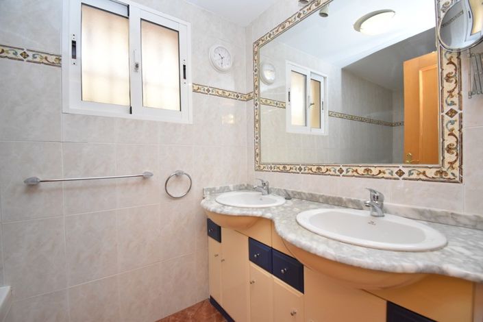 Image No.12-3 Bed Townhouse for sale