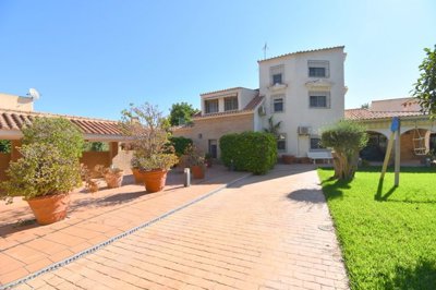 6 Bed Villa for sale