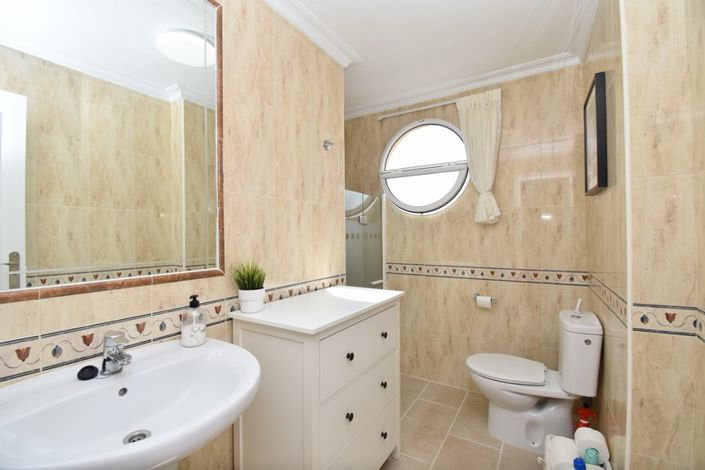 Image No.12-2 Bed Property for sale