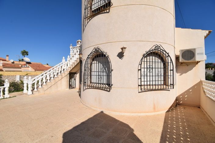 Image No.3-4 Bed Villa for sale