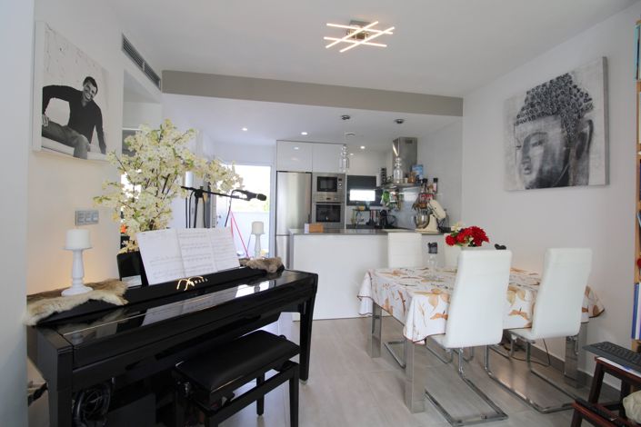 Image No.10-2 Bed Property for sale