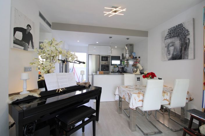 Image No.10-2 Bed Property for sale