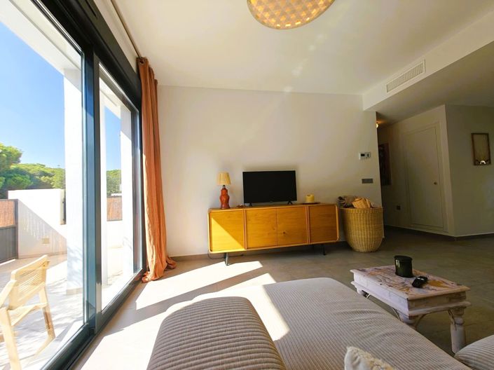 Image No.10-3 Bed Property for sale