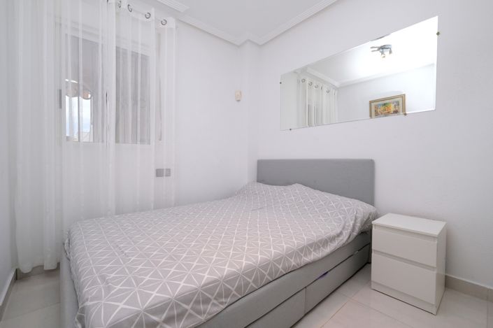 Image No.12-2 Bed Property for sale