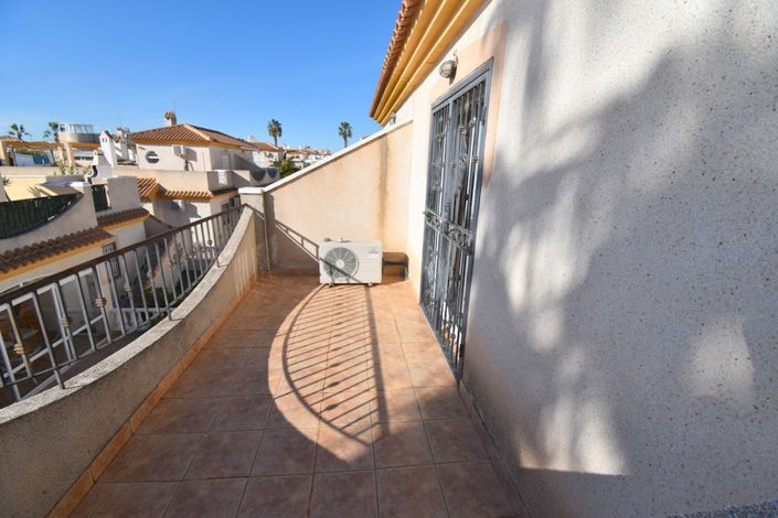 Image No.20-3 Bed Townhouse for sale