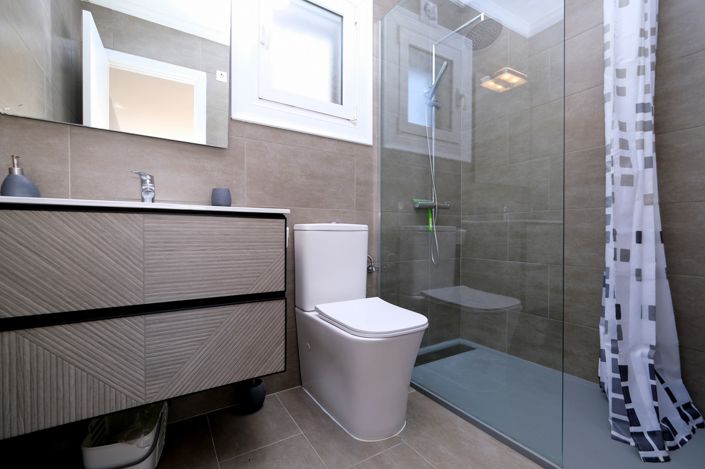 Image No.11-1 Bed Property for sale