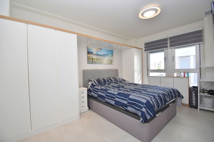 Image No.10-2 Bed Property for sale