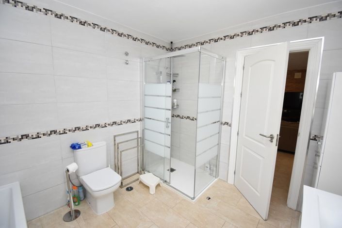 Image No.10-6 Bed Villa for sale