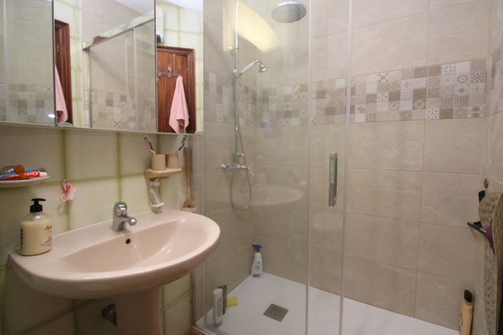 Image No.18-2 Bed Property for sale