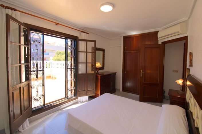 Image No.3-Villa de 4 chambres à vendre à La Zenia