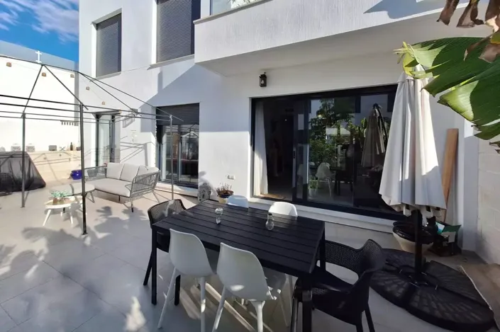 Image No.18-3 Bed Property for sale