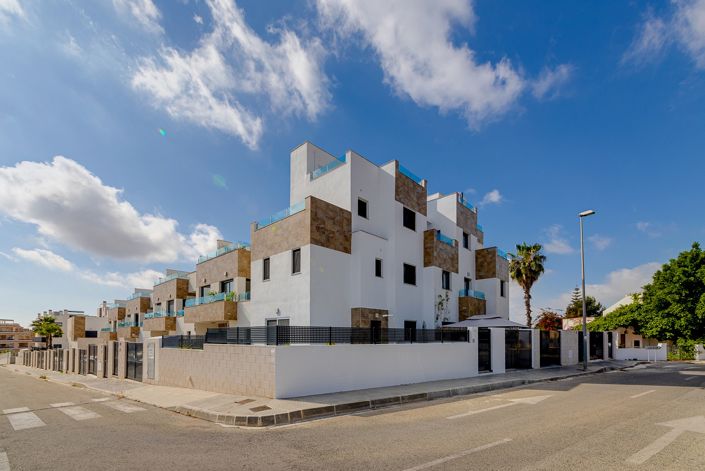 Image No.33-3 Bed Townhouse for sale