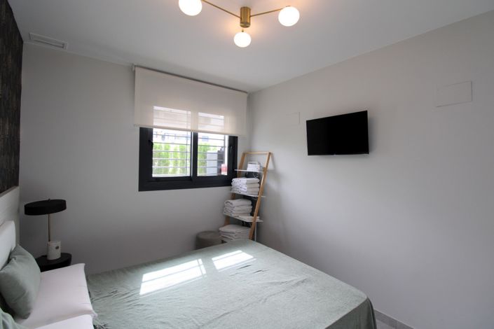 Image No.10-2 Bed Property for sale