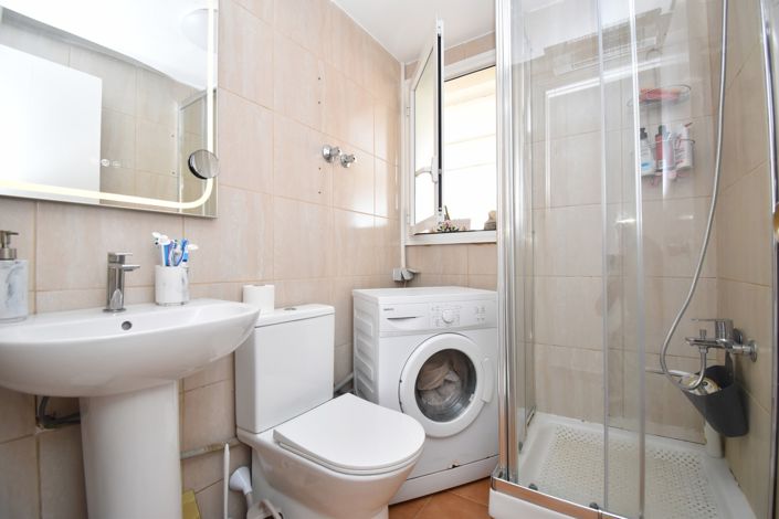 Image No.12-2 Bed Property for sale