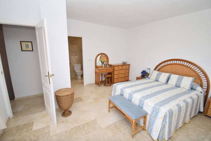 Image No.20-3 Bed Property for sale