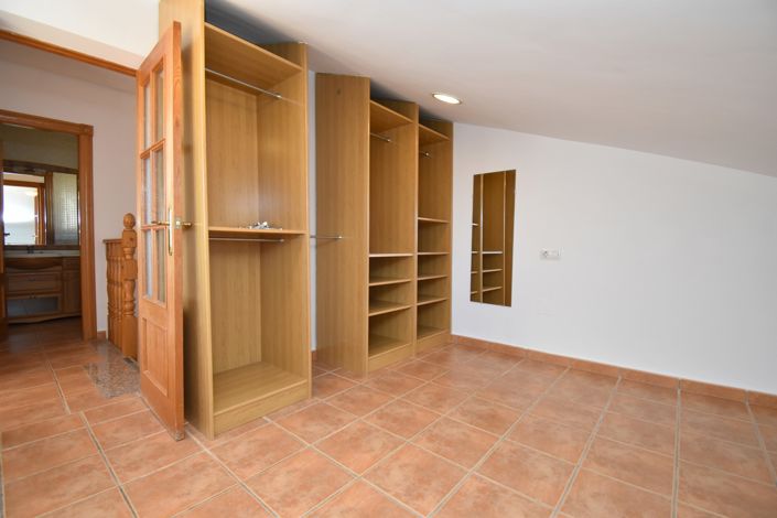 Image No.22-3 Bed Townhouse for sale
