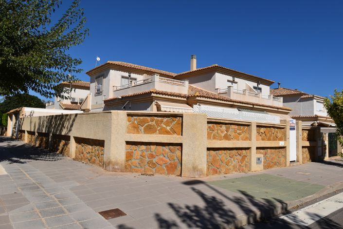 Image No.28-3 Bed Townhouse for sale