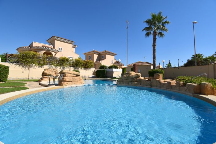 Image No.2-4 Bed Villa for sale
