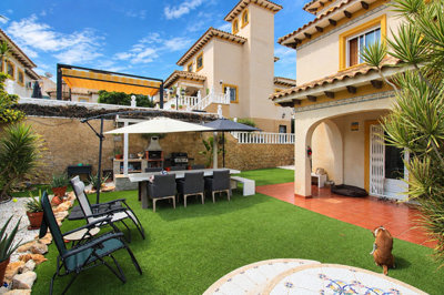 he27704sunnymediterraneanvillacourtyard1