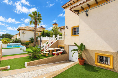 he27704sunnymediterraneanvillacourtyard