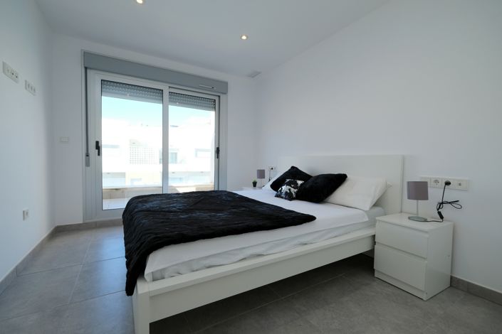 Image No.15-3 Bed Townhouse for sale
