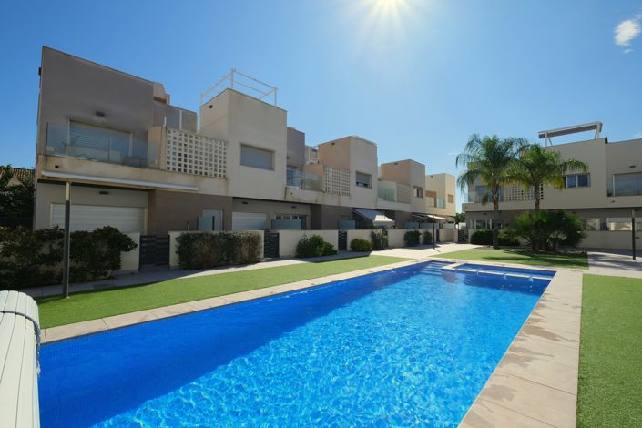 Image No.30-3 Bed Townhouse for sale