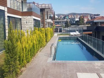 access-to-a-fabulous-communal-pool