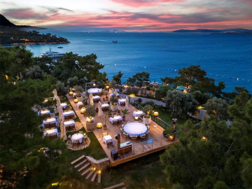 lovely-dining-area-overlooking-the-bay