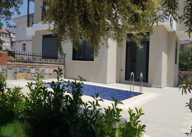 lovely-pool-and-garden