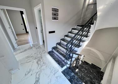 stairs-to-upper-floor