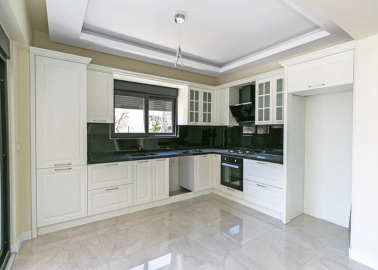 lovely-fully-fitted-kitchen