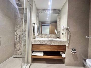one-modern-fitted-bathroom