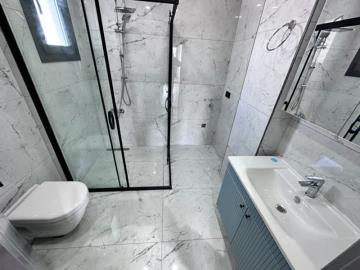 nicely-fitted-batrtoom-with-shower