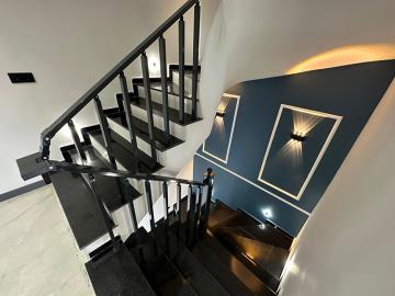 lovely-staircase-to-upper-floor