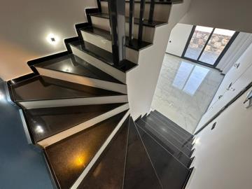 stairs-to-upper-floor