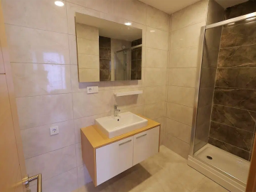 one-modern-fitted-bathroom