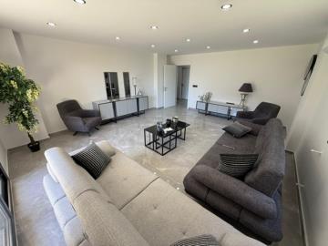 four-bed---bright-airy-living-area